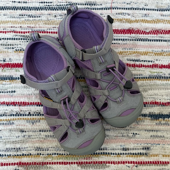 KEEN | Kids’ Hiking Sandals | US 3 - Picture 3 of 7